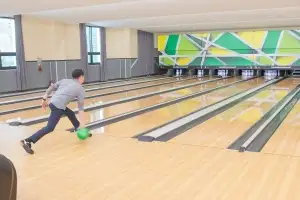 고성 간성읍 볼링센터 개장…“무장애시설 인증”