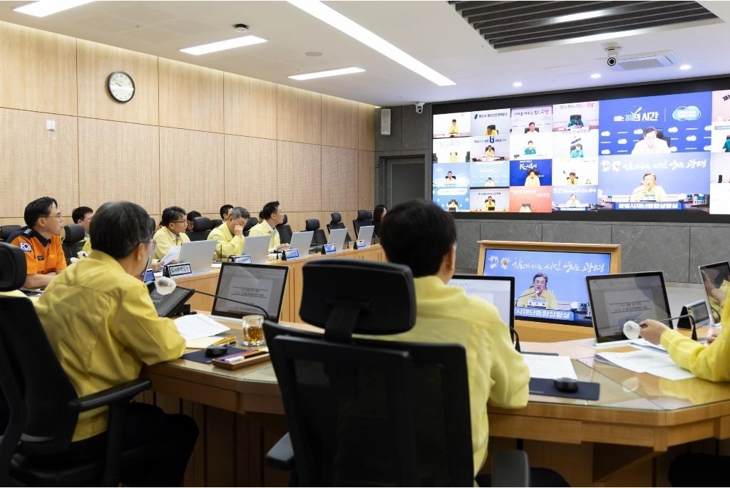 18일 오전 경기도청 재난안전상황실에서 열린 ‘호우 대처 도-시군 재난안전대책본부 회의’에서 김동연 경기도지사가 집중호우 대처 상황 보고와 함께 시군별 현장 대응과 상황관리에 대한 토의를 하고 있다. (경기도 제공)