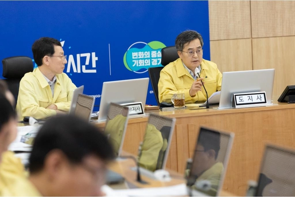 18일 오전 김동연 경기도지사가 경기도청 재난안전상황실에서 ‘호우 대처 도-시군 재난안전대책본부 회의’를 주재하고 있다. (경기도 제공)