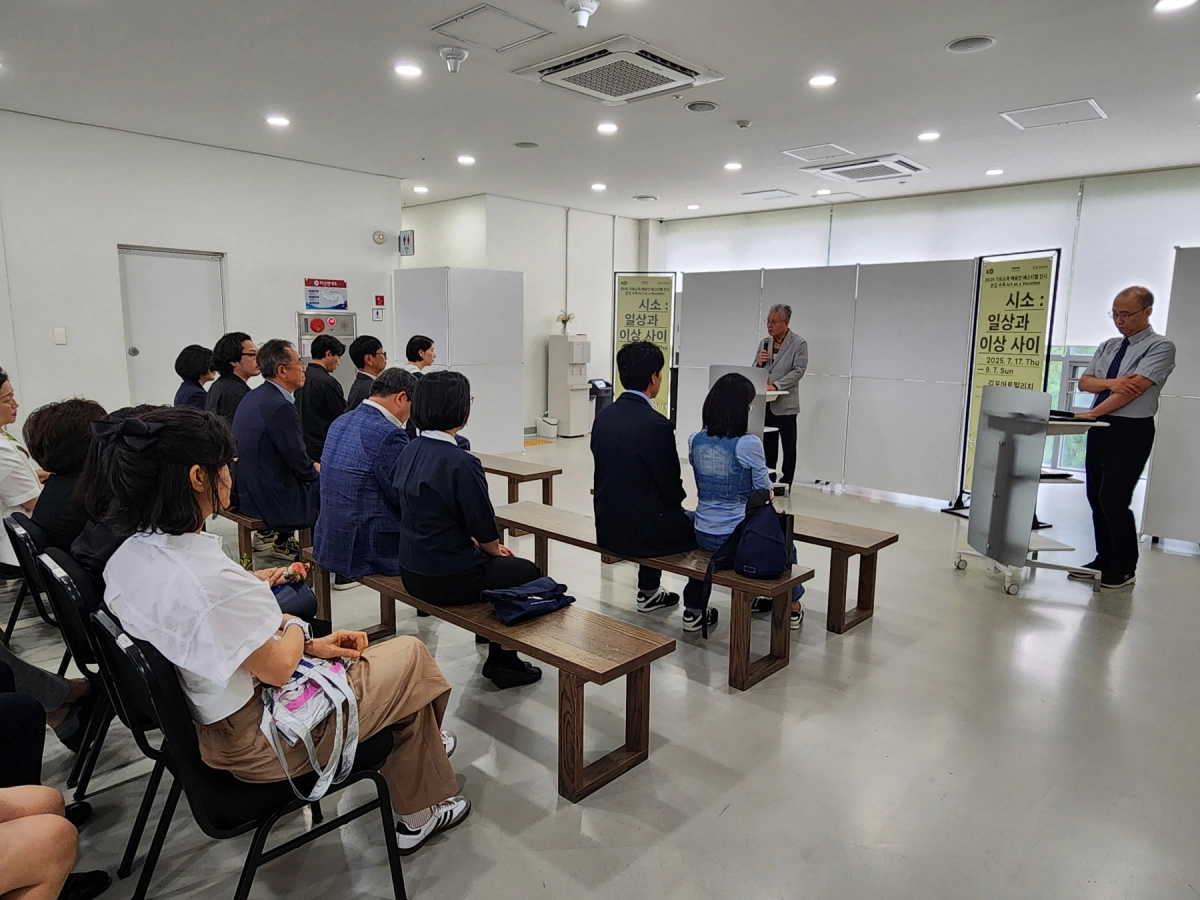 ‘2025 기회소득 예술인 페스티벌 - 본업(本業) 시소: 일상과 이상 사이’ 전시 개막식에 참석한 홍원길 의원이 축사를 전하고 있다.