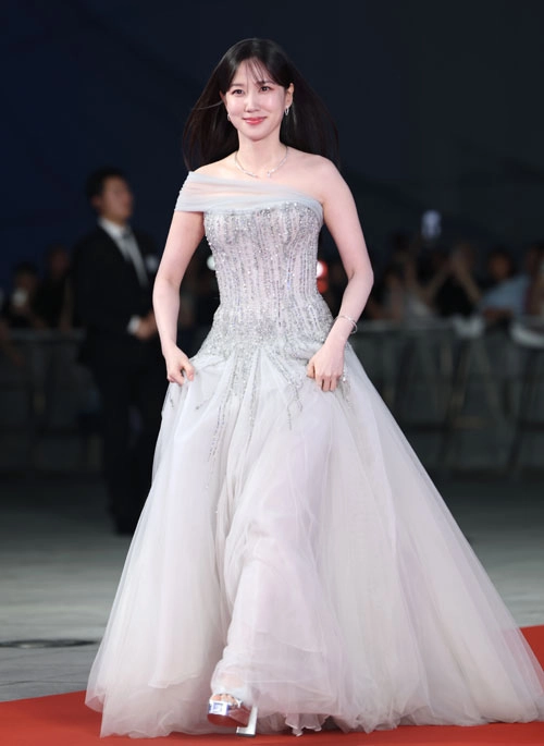 배우 박은빈이 18일 인천 중구 파라다이스시티에서 열린 ‘제4회 청룡시리즈어워즈’ 레드카펫 행사에 참석해 포즈를 취하고 있다. 2025.7.18<br>뉴스1