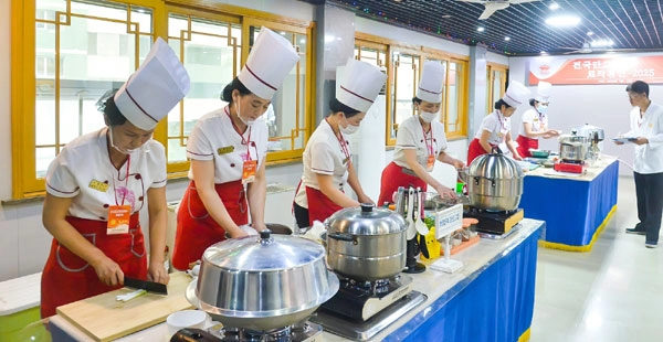 북한 노동당 기관지 노동신문은 19일 “전국 단고기 요리 경연이 조선요리협회 중앙위원회 주최로 지난 15~18일 여명거리에 있는 요리축전장에서 진행됐다”라고 보도했다.<br>평양 노동신문·뉴스1
