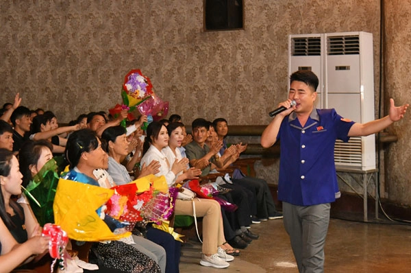 북한 노동당 기관지 노동신문은 19일 “만수대예술단 예술인들이 남포시에서 집중경제선동공연을 진행하고 있다”라고 보도했다.<br>평양 노동신문·뉴스1