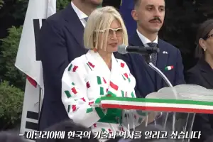 한복에 이탈리아 국기가… ‘서툴지만 또박또박’ 한국어 연설한 가토 대사 화제