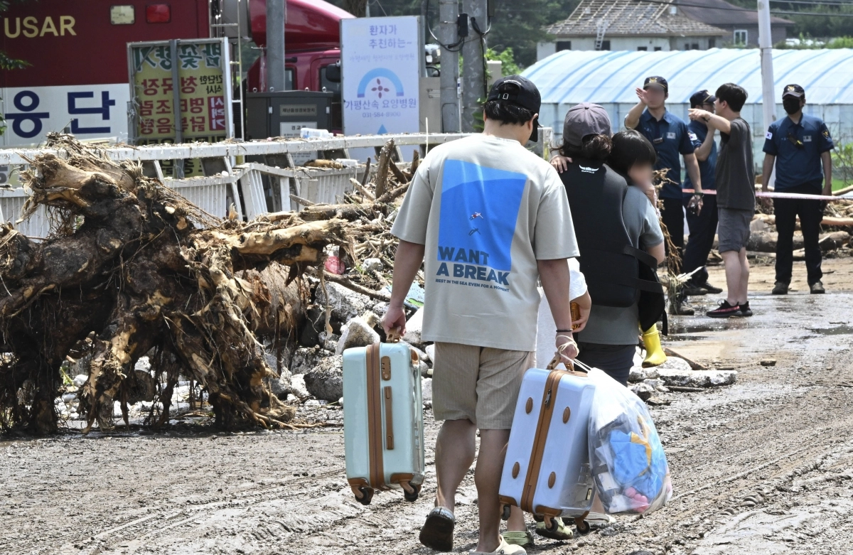 20일 경기 가평 대보교에서 한 가족이 대피하고 있다. 이날 가평 일대에서는 밤사이 내린 폭우로 산사태와 범람 등이 발생해 2명이 사망하는 등 각종 인명 피해가 속출했다. 이날 가평의 누적 강수량은 오전 9시 30분 기준 197.5mm였다. 2025.7.20 이지훈 기자