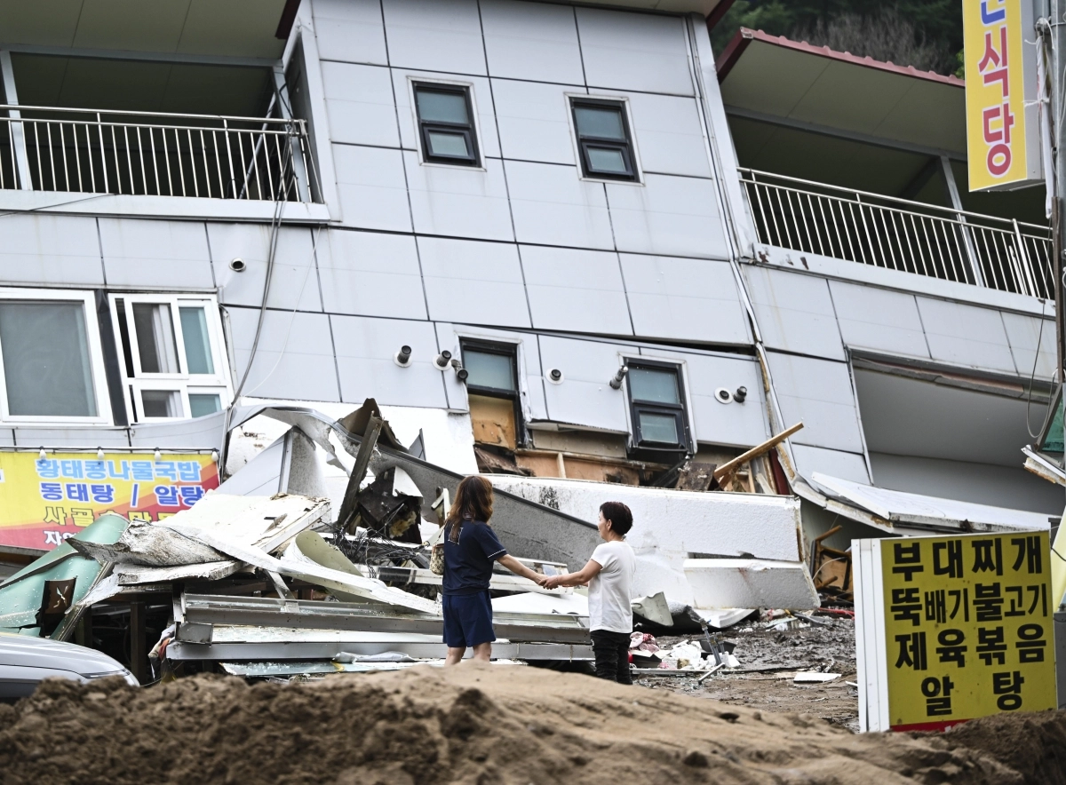 20일 폭우에 휩쓸려 붕괴된 경기 가평 한 건물 앞에서 주민들이 손을 맞잡고 있다. 이날 가평 일대에서는 밤사이 내린 폭우로 산사태와 범람 등이 발생해 2명이 사망하는 등 각종 인명 피해가 속출했다. 이날 가평의 누적 강수량은 오전 9시 30분 기준 197.5mm였다. 2025.7.20 이지훈 기자