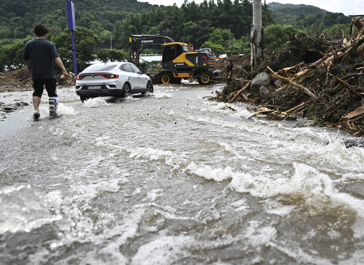 20일 폭우로 산사태가 발생한 경기 가평 한 도로에서 인근 하천이 범람하고 있다. 이날 가평 일대에서는 밤사이 내린 폭우로 산사태와 범람 등이 발생해 2명이 사망하는 등 각종 인명 피해가 속출했다. 이날 가평의 누적 강수량은 오전 9시 30분 기준 197.5mm였다. 2025.7.20 이지훈 기자