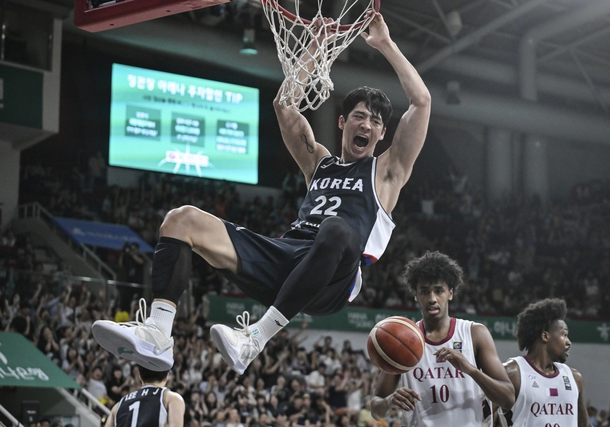 한국 농구 국가대표 여준석이 20일 안양 정관장아레나에서 열린 2025 국가대표 평가전 카타르와의 4차전에서 덩크하고 있다. 대한농구협회 제공