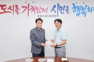 ‘불볕더위’ 기승···군포시, 환경 공무직에 냉감목도리 전달