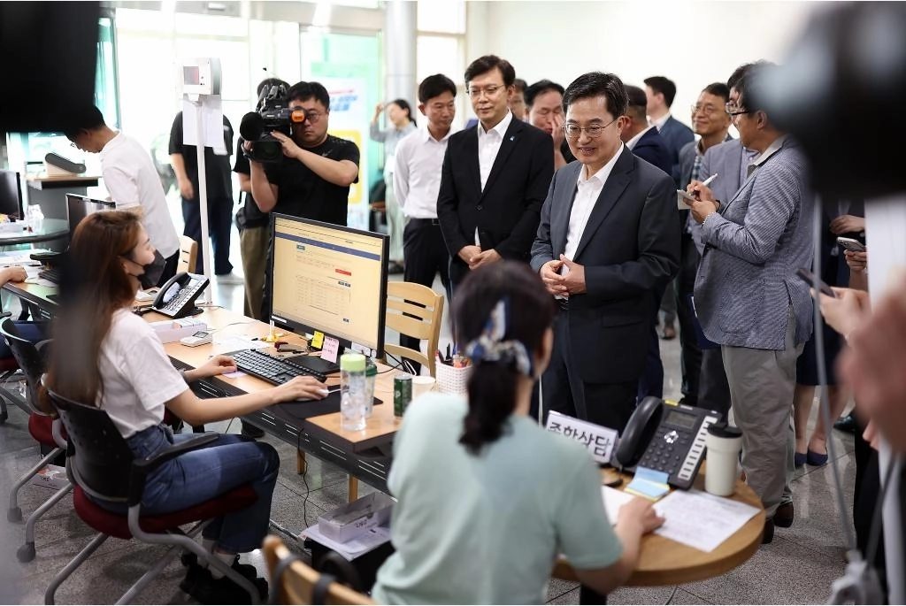 21일 오후 김동연 경기도지사가 수원시 원천동 행정복지센터를 방문해 민생회복 소비쿠폰 현장점검 및 건의사항 등을 듣고 있다. (경기도 제공)