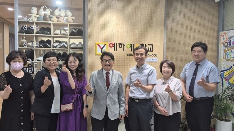 지난 15일 예하예술학교를 현장 방문해 간담회를 가진 홍국표 의원(가운데)