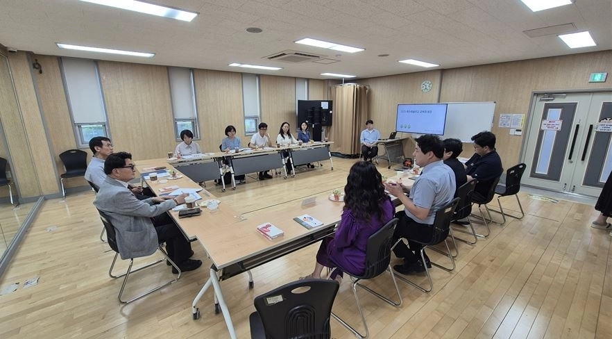 지난 15일 예하예술학교를 현장 방문해 간담회를 가진 홍국표 의원(왼쪽 두 번째)