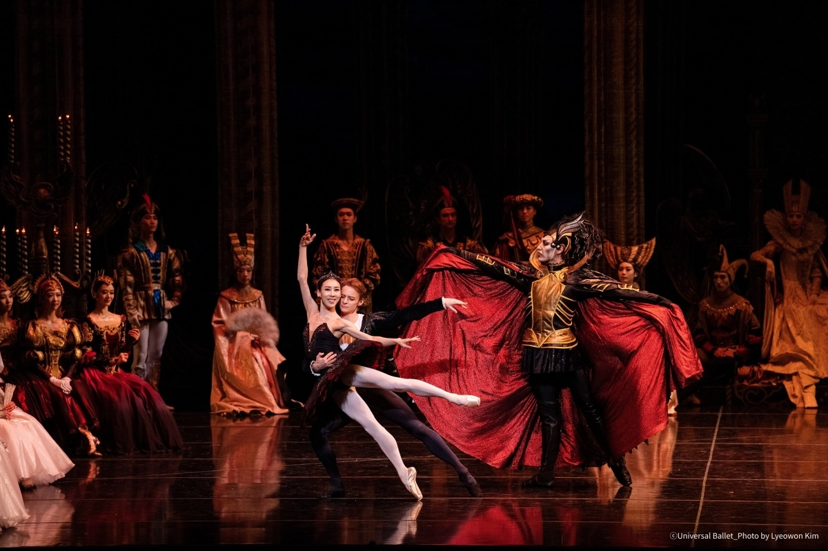 유니버설발레단의 ‘백조의 호수’ 2막에서 지크프리트(다닐 심킨)가 악마 로트바르트의 딸 오딜(홍향기)과 춤추고 있다. 한국에서 처음 전막 발레를 소화한 심킨은 이날 회전과 점프의 정석을 보여주며 박수갈채를 받았다. 유니버설발레단·김려원 작가 제공