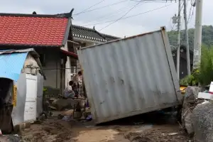 [포토] 수마 할퀸 가평… 도로 막은 컨테이너