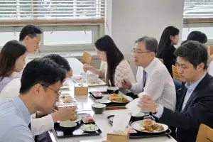 취임날 구내식당 찾은 외교장관… ‘바이든 날리면’ MBC에 사과