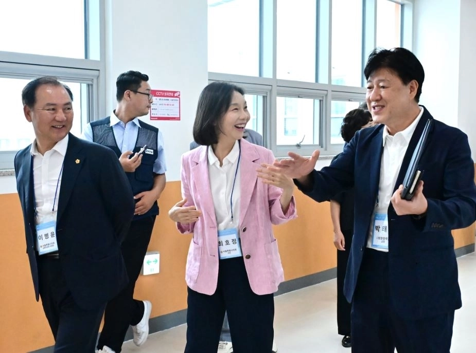 그린스마트 미래학교로 새단장한 청량중학교 방문한 최호정 의장(가운데)과 이병윤 위원장(왼쪽 첫 번째)