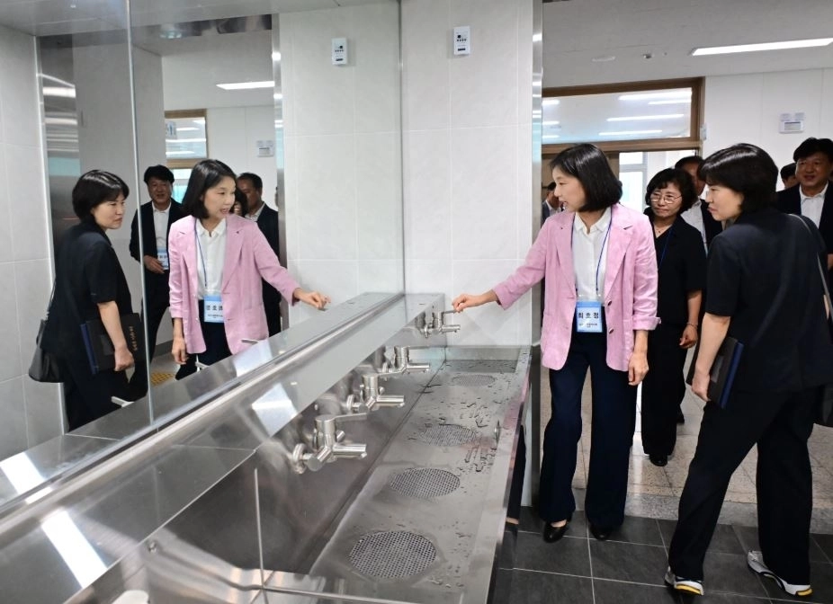 새단장한 청량중학교 둘러보는 최호정 의장