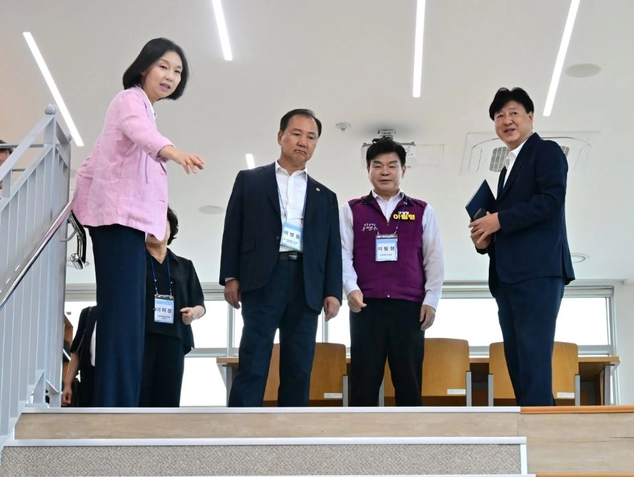 새단장한 청량중학교 둘러보는 최호정 의장