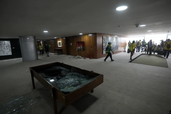 8일(현지시간) 브라질 브라질리아에 있는 의회 내에 자이르 보르소나우 전 대통령의 지지자들이 난입해 부순 시설물. 2023.1.8 브라질리아 AP 연합뉴스