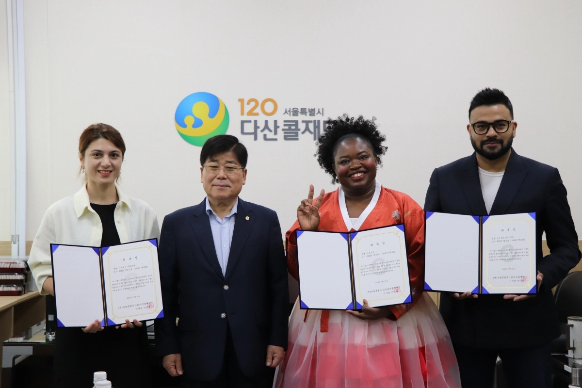 서울시의 ‘외국인 서울생활 도우미120’으로 위촉된 아마도바 라힐(왼쪽), 마포 로르(오른쪽 두 번째), 럭키(오른쪽)와 이이재(왼쪽 두 번째) 120다산콜재단 이사장이 기념 촬영을 하고 있다. 서울시 제공