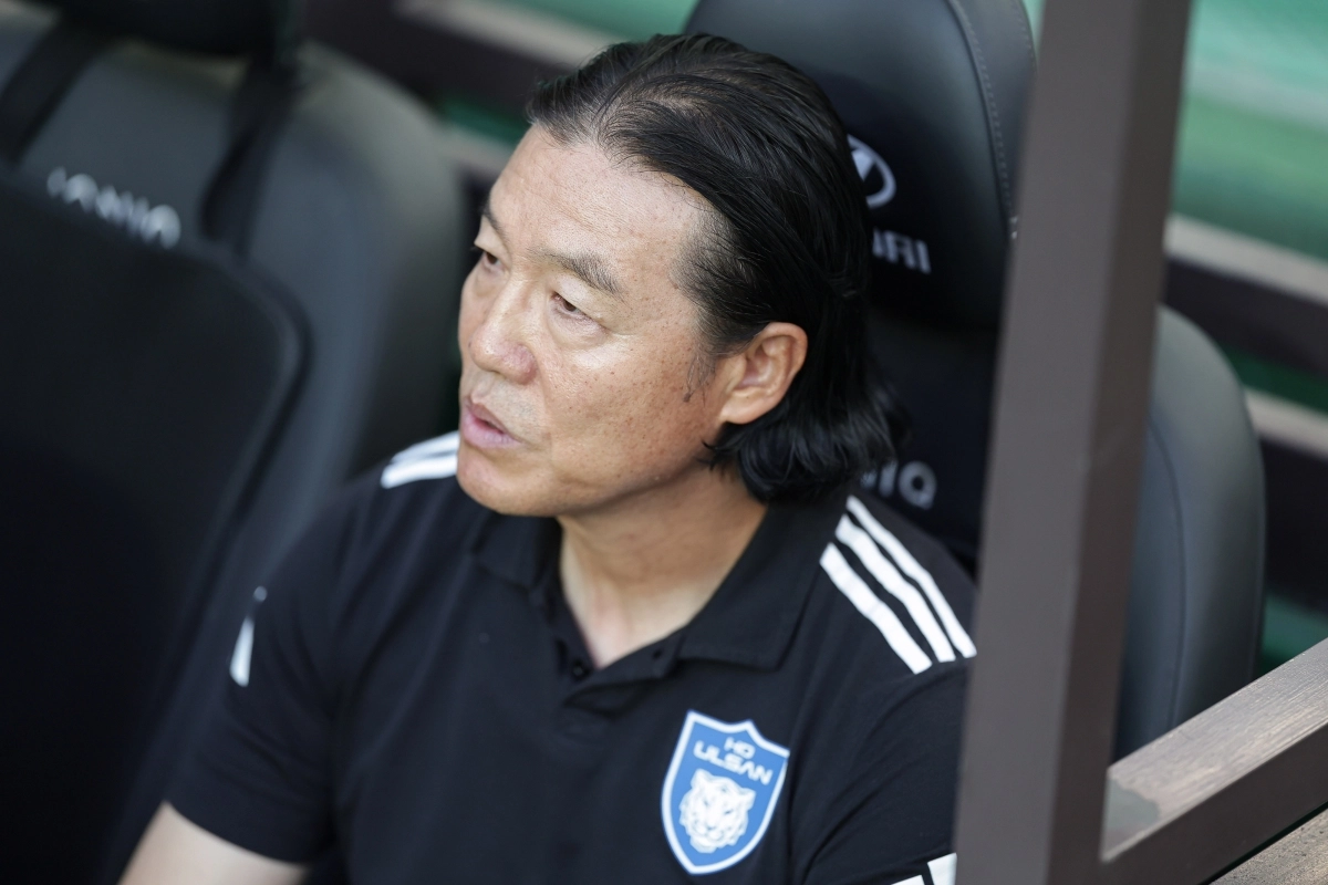 김판곤 울산 HD 감독이 20일 서울월드컵경기장에서 열린 2025 K리그1 22라운드 FC서울과의 원정 경기에서 선수들을 지켜보고 있다. K리그 제공