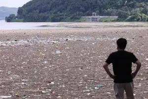 집중호우 지나가고… 팔당호 뒤덮은 쓰레기