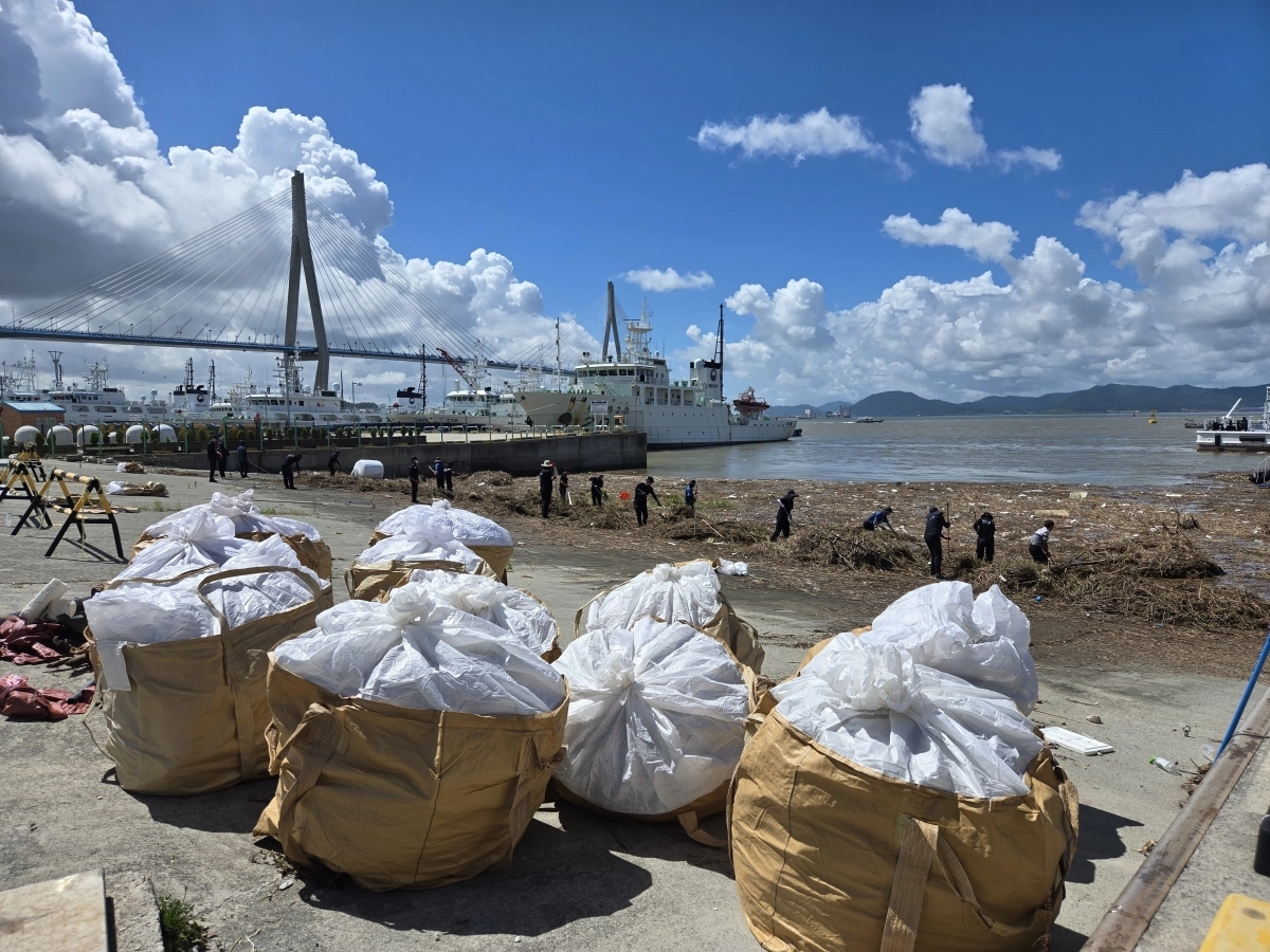 22일 전남 목포항에서 목포해양경찰이 해양쓰레기를 수거하고 있다. 목포해양경찰 제공