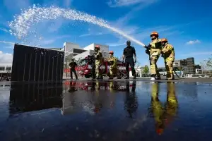 화재 진압 체험하는 학생들