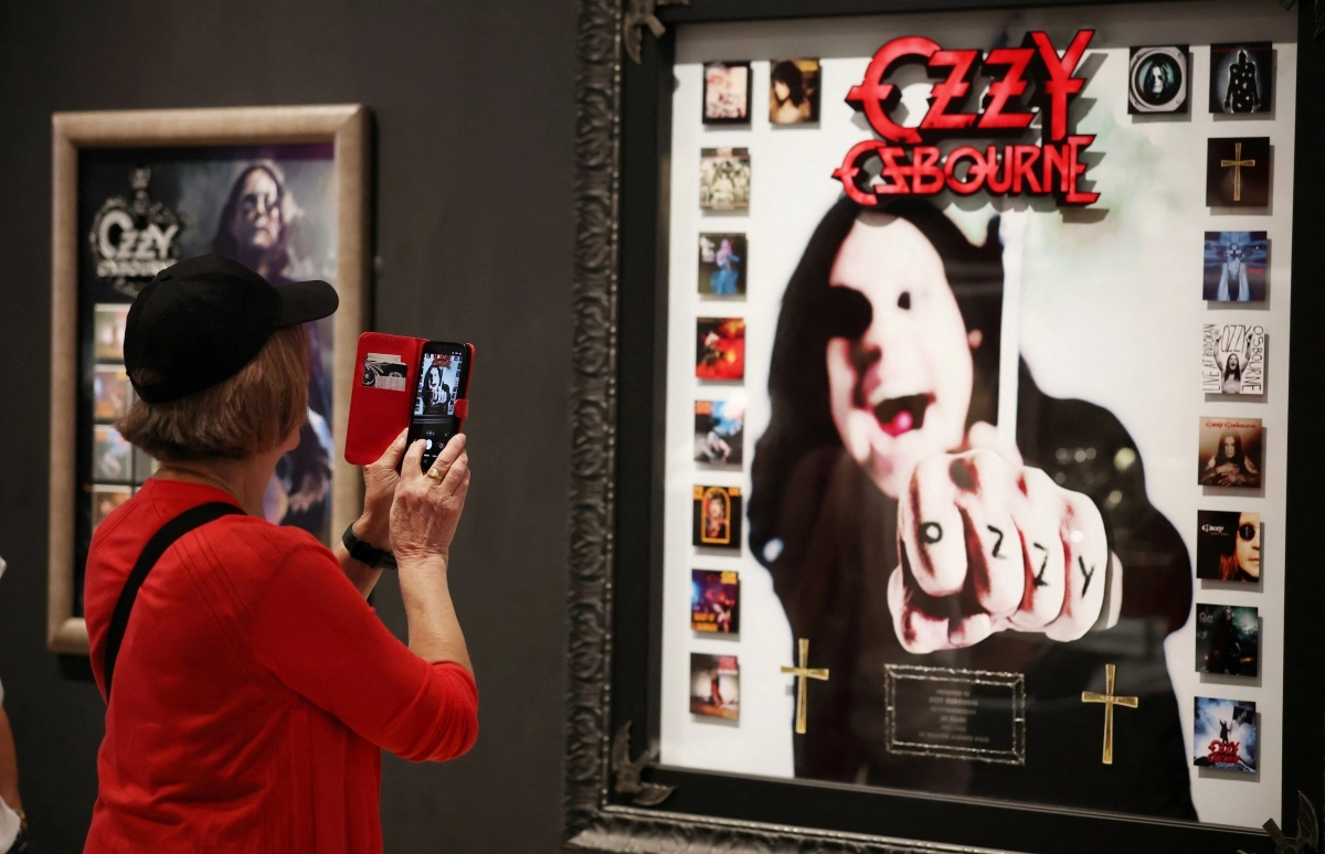 오지 오스본의 고별 공연인 블랙 사바스의 버밍엄 콘서트를 앞두고 2일(현지시간) 영국 버밍엄 박물관에서 열린 오지 오스본 전시에서 한 관람객이 휴대전화로 오스본의 사진을 촬영하고 있다. 2025.7.2 로이터 연합뉴스