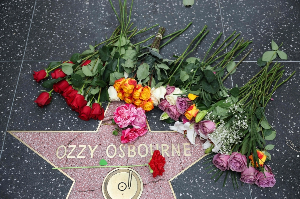 22일(현지시간) 미국 로스앤젤레스(LA) 할리우드 명예의 거리에 있는 오지 오스본의 별에 꽃이 놓여 있다. 2025.7.22 AFP 연합뉴스
