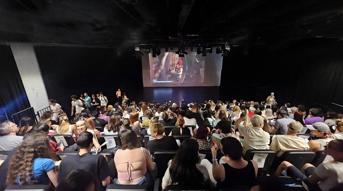 지난 12일(현지시간) 불가리아 수도 소피아의 토플로센트랄라 문화센터에서  열린 2025 K-팝 커버댄스 페스티벌 인 불가리아 행사에서  불가리아 한류팬들이 한국 홍보 영상을 관람하고 있다.