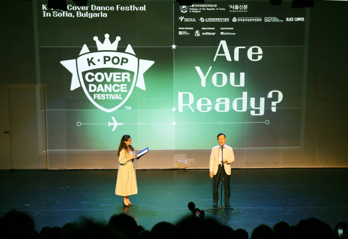 김동배 주불가리아 대한민국 대사가 지난 12일(현지시간) 불가리아 수도 소피아의 토플로센트랄라 문화센터에서  열린 2025 K-팝 커버댄스 페스티벌 인 불가리아 행사에서 인사말을 하고 있다.