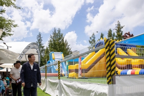 김경호(오른쪽) 서울 광진구청장이 서울어린이대공원 열린 무대 앞 ‘어린이 물놀이장’을 점검하고 있다.   광진구 제공