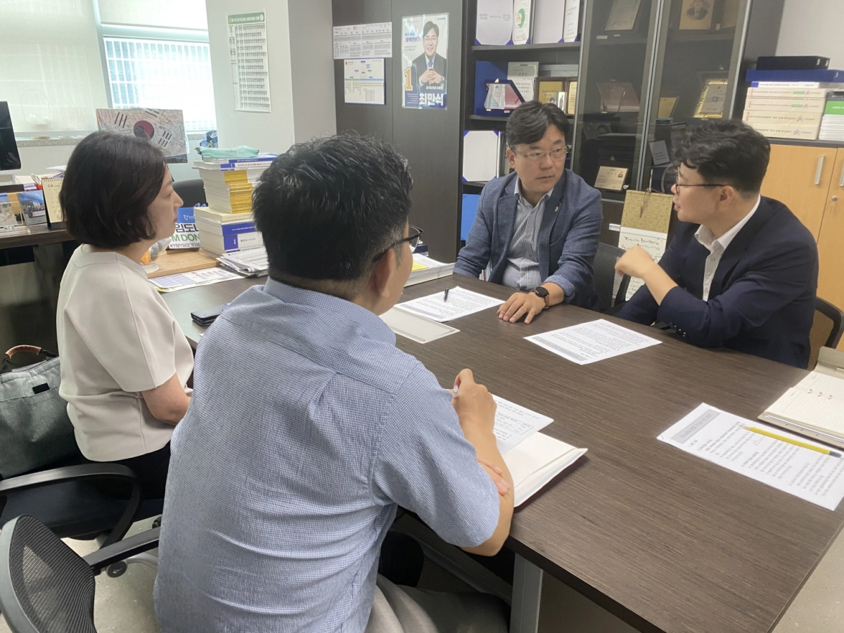 최만식 의원. 7월 22일, 경기도의회에서 정담회를 열고 사회복지관협회 관계자들과 종합사회복지관의 운영 실태 점검 및 예산 지원 체계 개선 방안 논의. (사진=경기도의회)