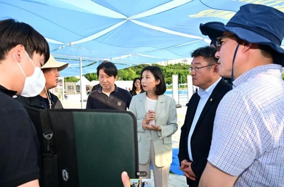 지난 23일  잠원한강공원 수영장을 방문해 안전 점검을 실시한 최호정 의장