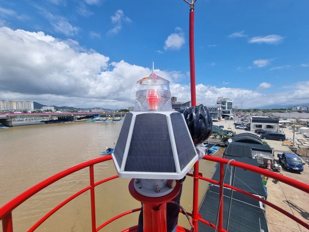 명지항에 설치한 등대. 부산 해수청 제공