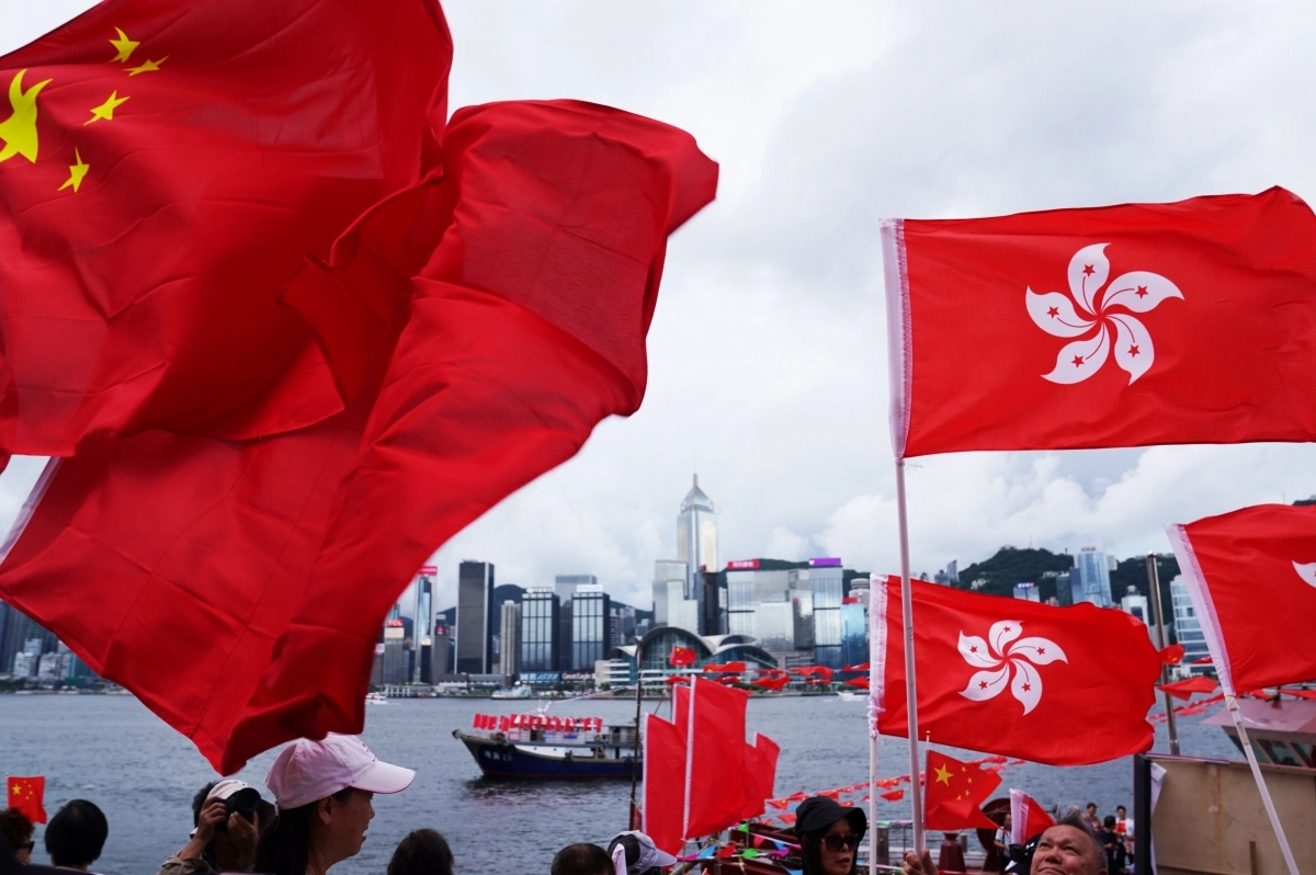 홍콩의 중국 반환 28주년을 기념하는 어민협회 주최 행사가 열린 빅토리아 하버에 중국 국기인 오성홍기와 홍콩 특별행정구기가 함께 나부끼고 있다. 사진은 기사 내용과 무관함. 2025.7.1 신화 연합뉴스