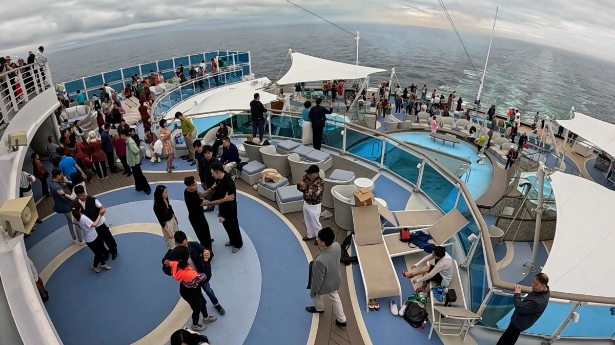 아도라매직시티호의 선상 모습. 제주도 제공