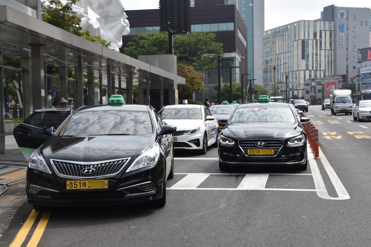 운행 중인 택시. 서울신문 DB