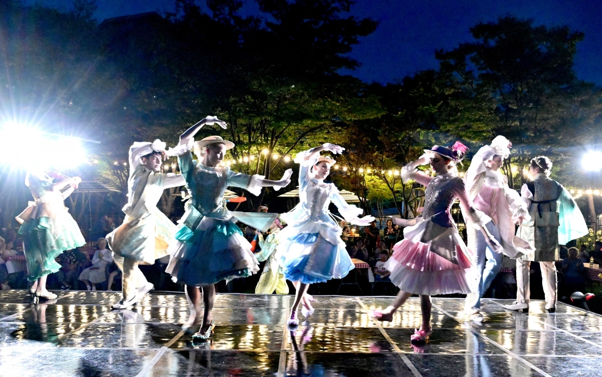 23일 경기도 광주 곤지암리조트 잔지광장을 찾은 투숙객들이 무대 위 배우들이 펼치는 공연을 관람하고 있다. 곤지암리조트는 여름 휴가철을 맞아 7월 11일부터 10월 초까지 ‘한여름 밤의 매직 타임 공연’을 선보인다. 숲 속 요정들의 이야기로 꾸며진 이번 공연은 바이올린·아코디언 연주, 저글링, 거리 공연 등 다양한 콘텐츠로 리조트 전역에서 펼쳐진다.  체크인 공연부터 야외 펍에서의 야간 공연까지, 투숙객 누구나 시간대별로 자유롭게 즐길 수 있도록 구성했으며, 가족 단위 고객에게 동화 같은 추억을 선사할 예정이다. 사진 제공 = 곤지암리조트