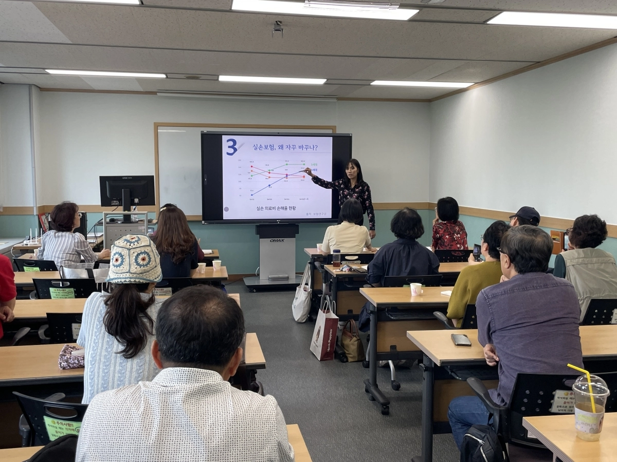 지난 6월 외부 강사가 복지관에서 재무 설계를 주제로 특강을 하고 있다. 부천 신중년 노후준비지원센터 제공