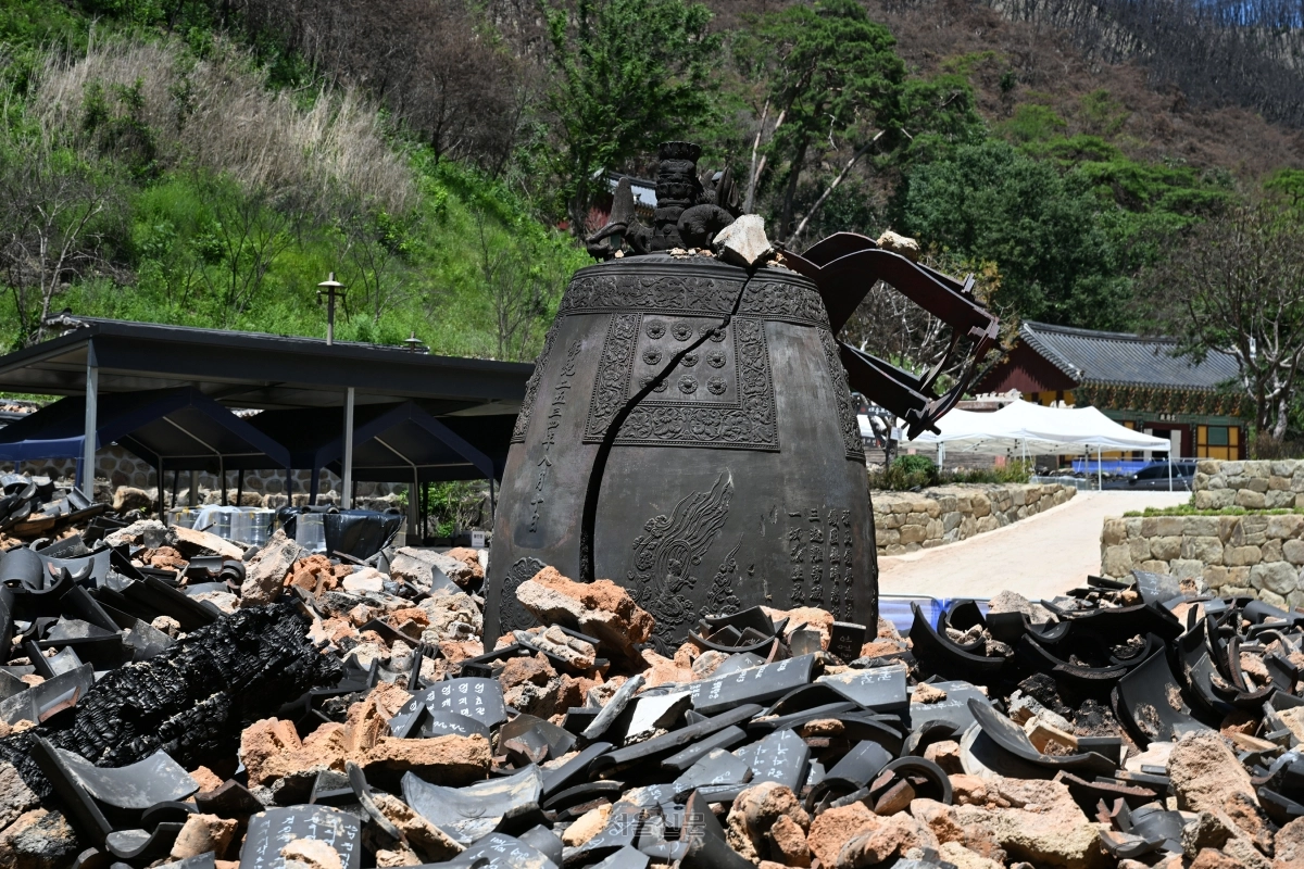가장 큰 피해를 본 의성 고운사 경내 모습. 범종은 깨졌고 가운루 등 주변 건물은 죄다 사라졌다.