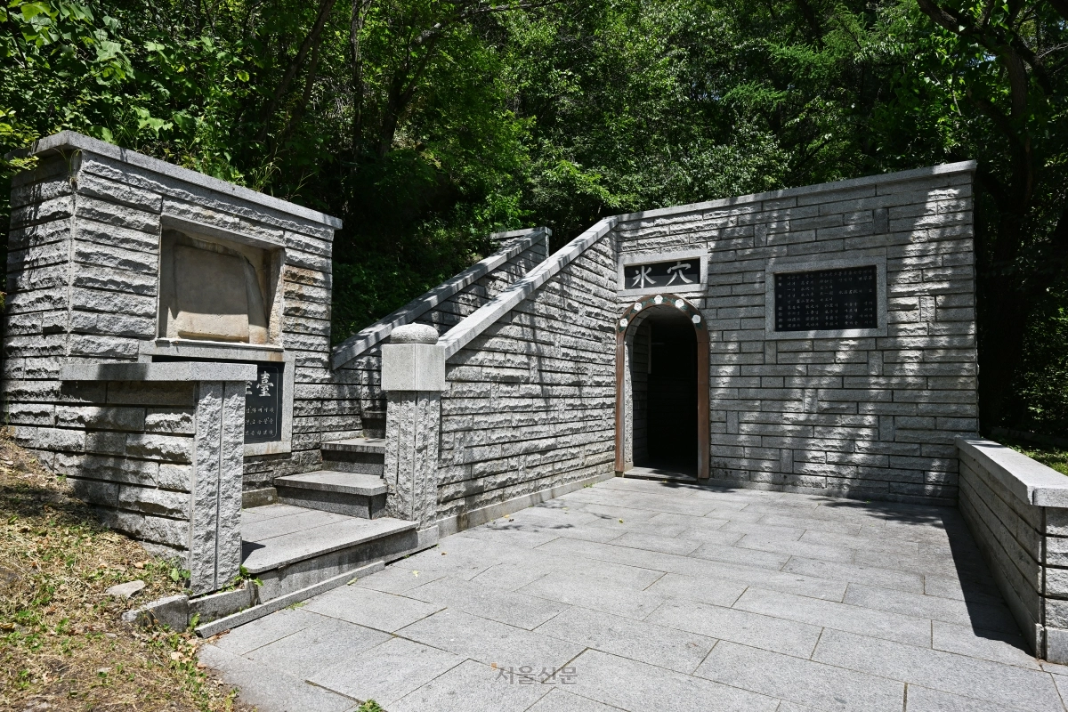 경북 의성 빙계계곡의 빙혈. ‘얼음 동굴’이라는 한문 이름처럼 실내 기온이 영하에 가까운 영상 5도에 머문다.