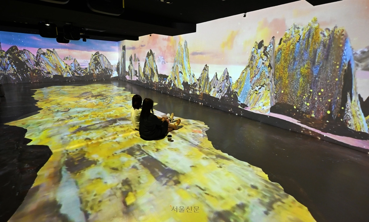 청송 남관생활문화센터의 미디어 아트전. 커피 한잔 마시며 남관의 생전 작품을 감상하는 재미도 쏠쏠하다.