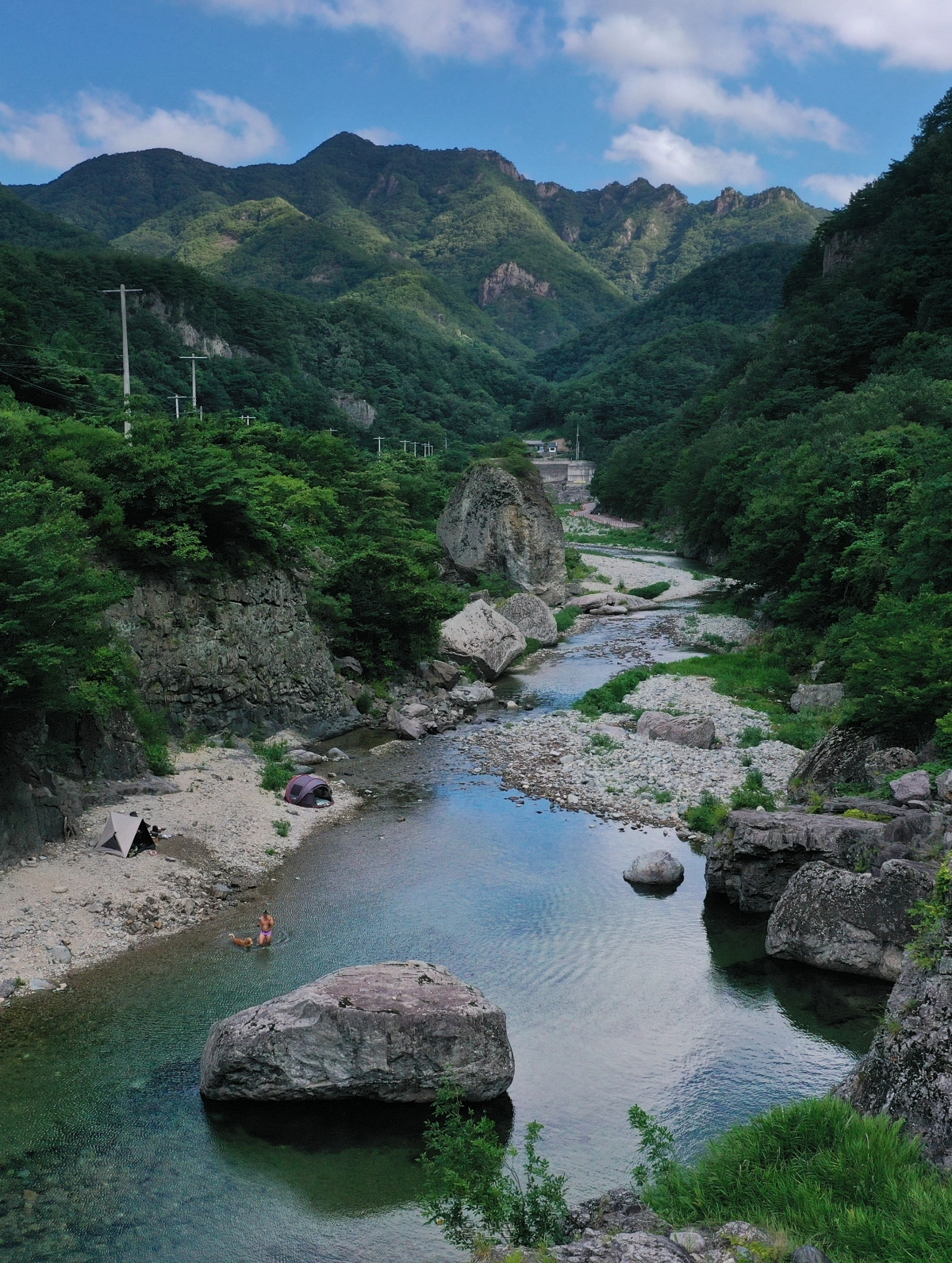 영덕 옥계계곡에는 물놀이의 천국이라 해도 좋을 만큼 수려한 공간이 많다.