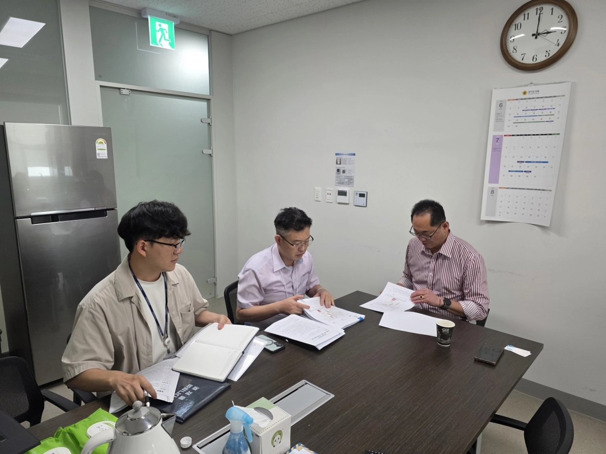 김완규 의원이 7월 24일, 경기도의회 김완규의원실에서 경기도 친환경농업과 관계자들과 정담회를 진행하고 있다. (사진=경기도의회)