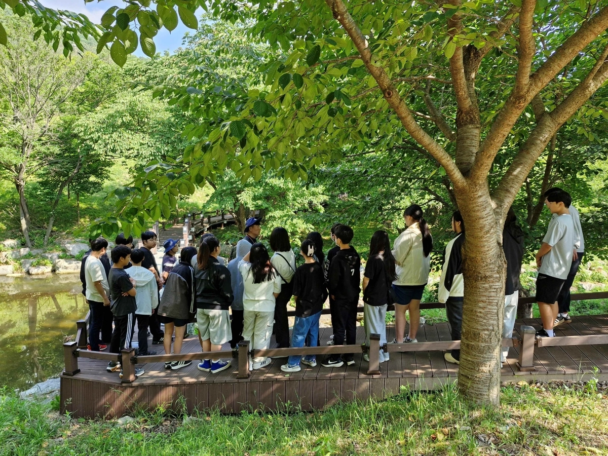제암산자연휴양림에서 김 진 숲 해설가가 청소년들을 대상으로 숲 해설을 하고 있다.