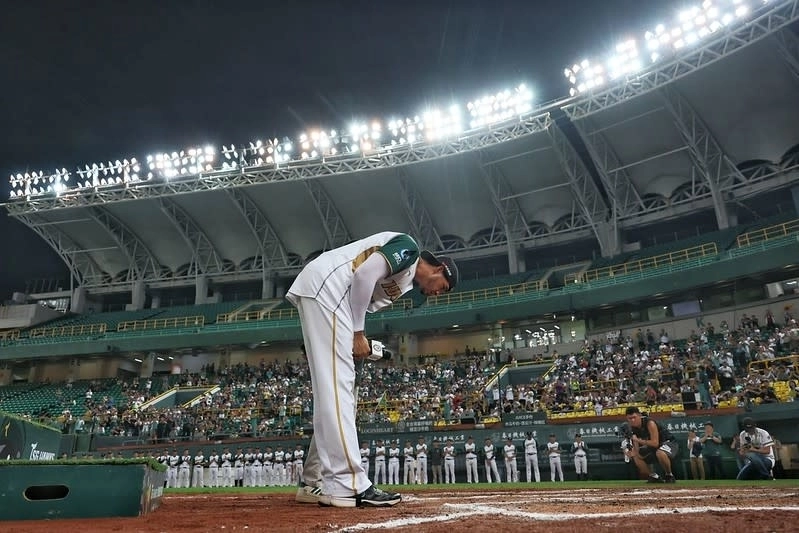 대만 프로야구(CPBL) 타이강 호크스 소속 스티븐 모야가 지난 22일 CPBL 통일 라이온즈와의 경기에 앞서 자신을 응원해준 팬들을 향해 허리를 숙여 인사하고 있다. 자료 : 타이강 호크스