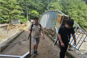 극한 호우 뒤 경기도 연인산도립공원 직원들이 지게꾼 된 사연?