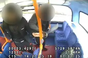 “14세 소년 흉기로 찌르면서 웃었다” 2층버스 살인 10대들… 英법원 형량은